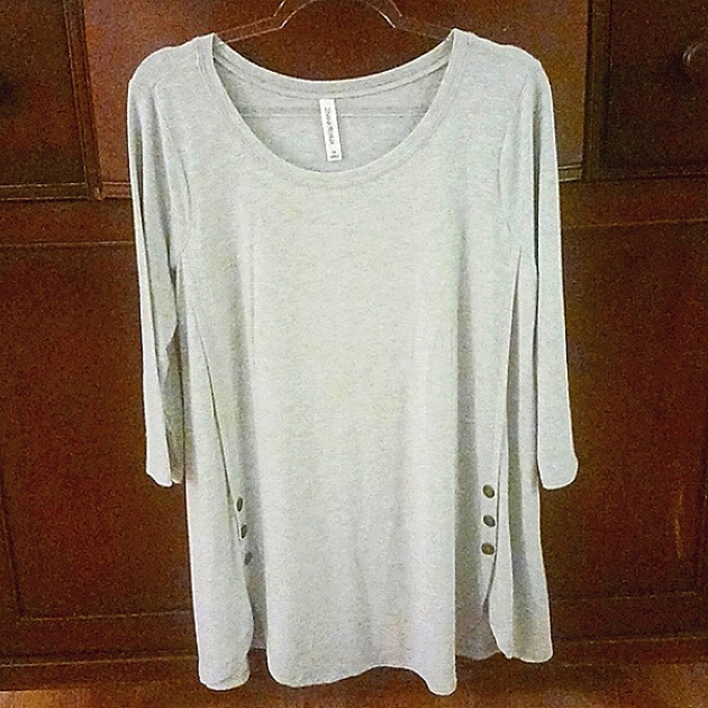 WOMEN'S GRAY TOP WITH ACCENT BUTTONS SIZE 1X EUC